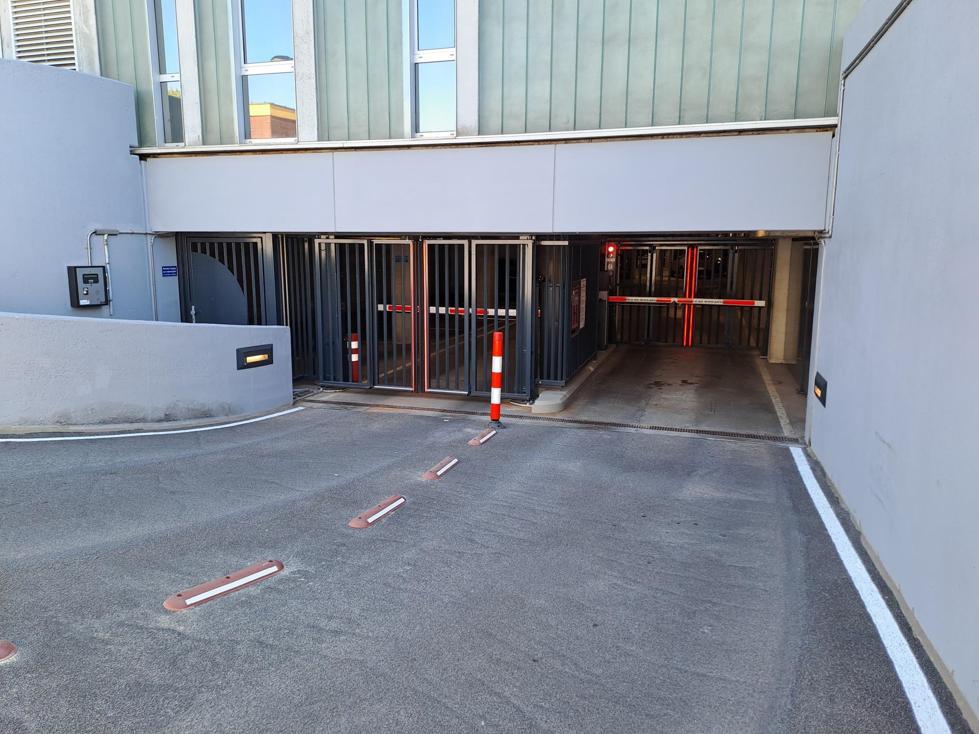 Overtoom parkeergarage, vervangen toegangshekken (speedgates)